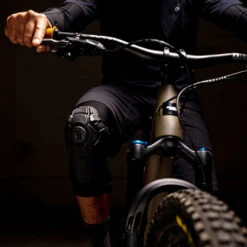 G-FORM PRO-X3 KNEE GUARDS -Modern Skate Store knee3